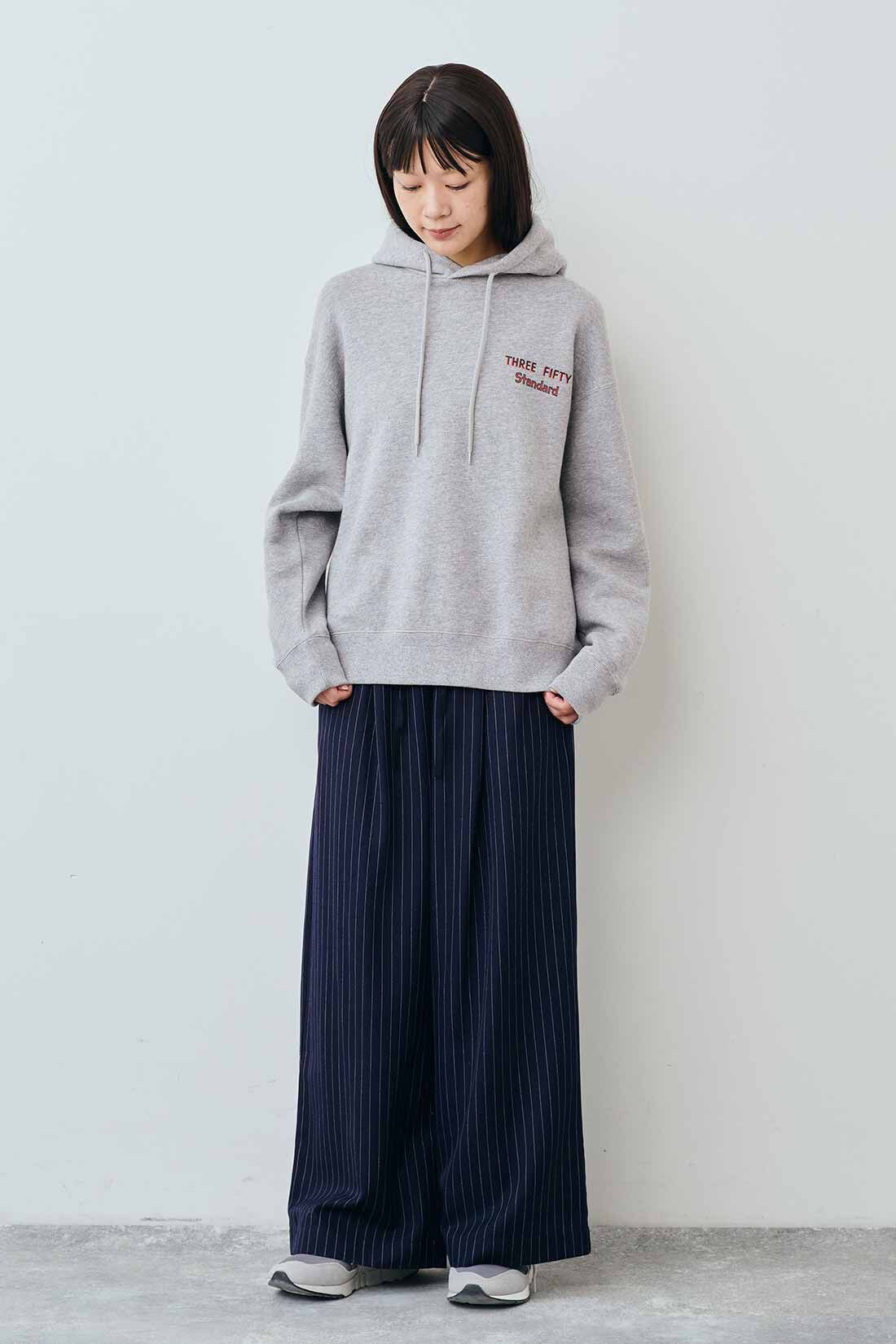 THREE FIFTY STANDARD［スリーフィフティースタンダード］|THREE FIFTY STANDARD ピンストライプのワイドパンツ〈ネイビー〉|モデル身長：163cm　着用サイズ：M