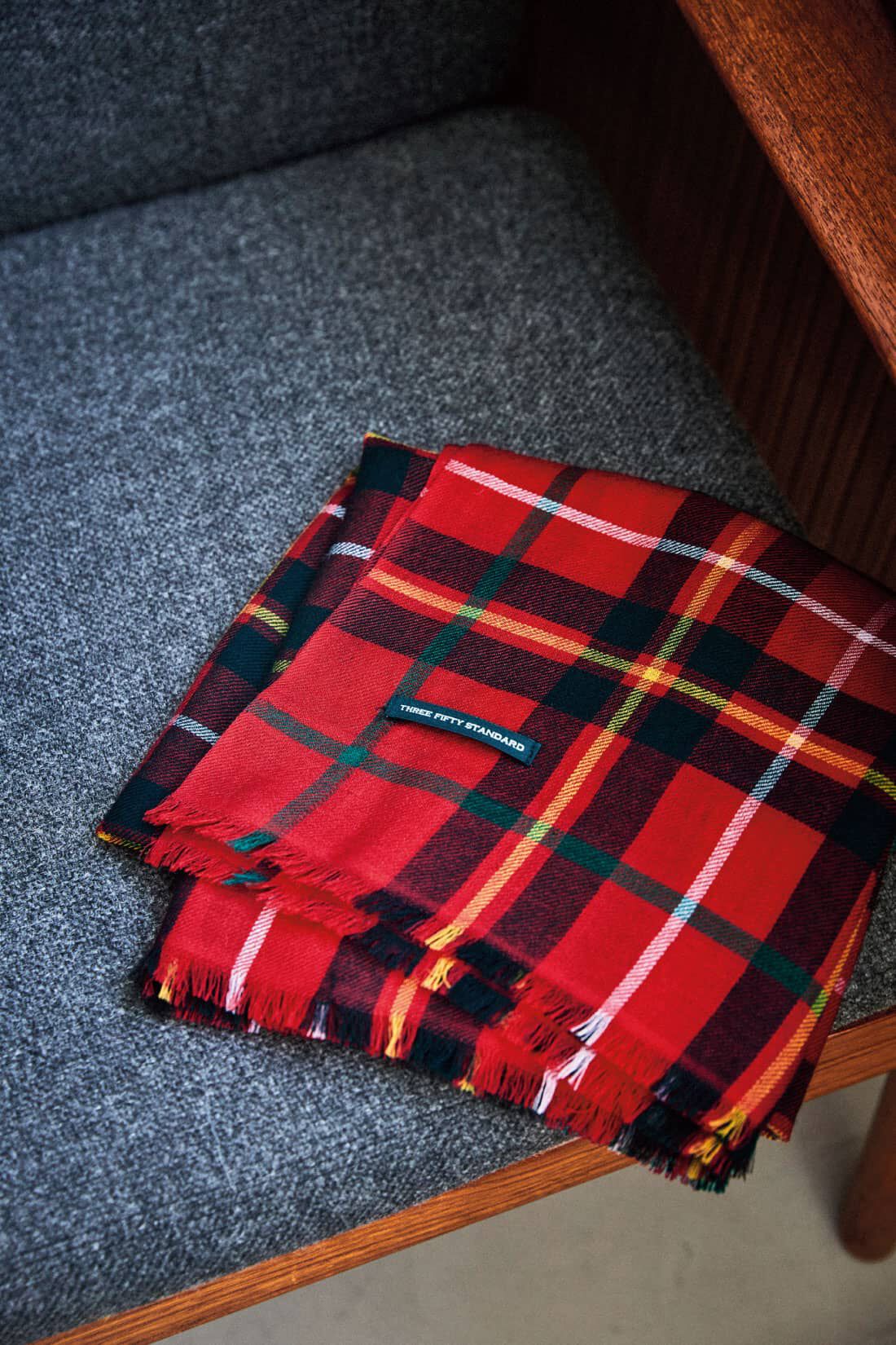THREE FIFTY STANDARD|THREE FIFTY STANDARD やわらかウールで作った トラッドなチェックスカーフ〈レッド〉