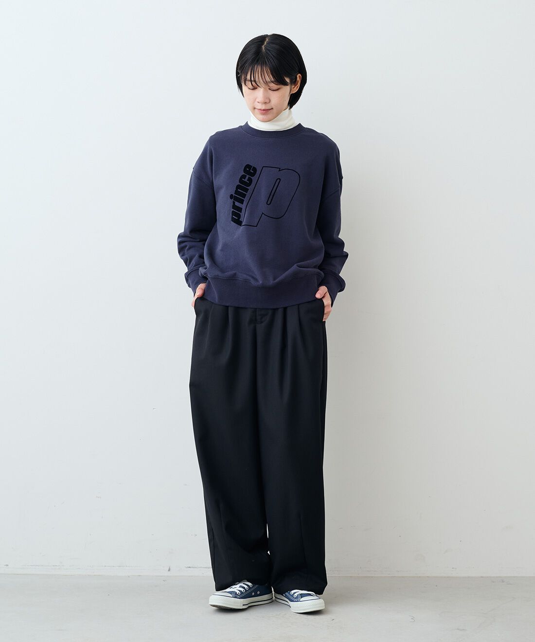 THREE FIFTY STANDARD［スリーフィフティースタンダード］|クルーネックスウェットトップスＣＨ　ＴＦＳとタックテーパードパンツＢＫ　ＴＦＳのコーディネート|モデル身長：163cm 着用サイズ：M