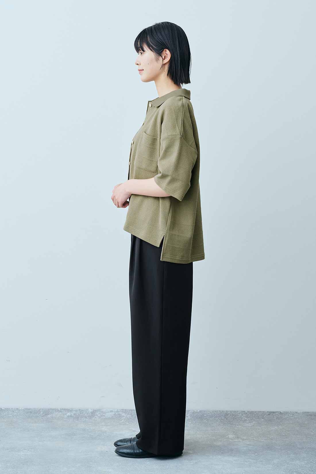 THREE FIFTY STANDARD|鬼カノコのカットソーシャツ〈カーキ〉としわになりにくい タックパンツ〈ブラック〉のコーディネート|モデル身長：163cm 着用サイズ：M