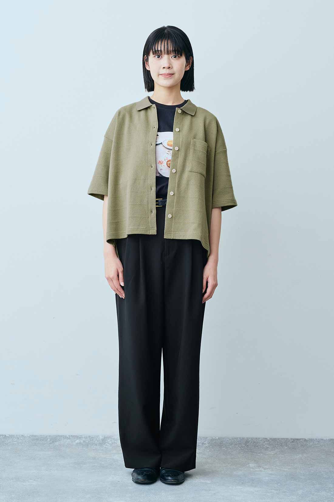 THREE FIFTY STANDARD|鬼カノコのカットソーシャツ〈カーキ〉としわになりにくい タックパンツ〈ブラック〉のコーディネート|モデル身長：163cm 着用サイズ：M