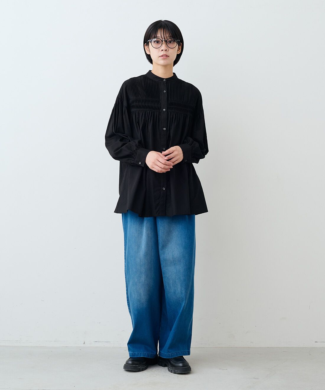 THREE FIFTY STANDARD［スリーフィフティースタンダード］|ピンタックのオーバーブラウスＢＫ　ＴＦＳとラップデニムワイドパンツＴＦＳのコーディネート|モデル身長：163cm 着用サイズ：M