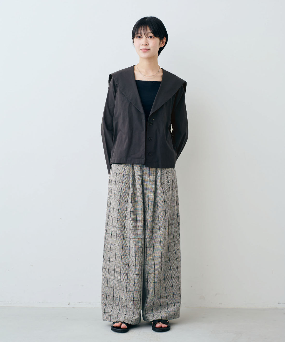 THREE FIFTY STANDARD|小谷 実由さんコラボ 綿100％ 国産生地 セーラーシャツカーデジャケット 〈ブラック〉と綿混 ベア天じく ブラキャミソールと綿100％ モノトーンチェック ワイドパンツのコーディネート
