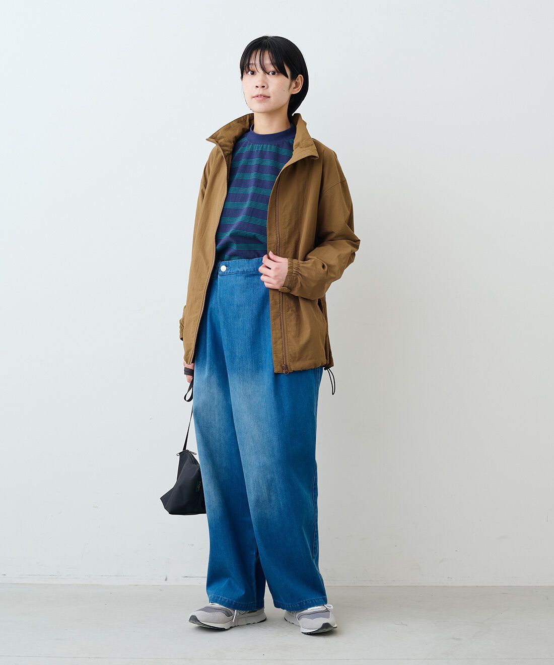 THREE FIFTY STANDARD［スリーフィフティースタンダード］|レトロなボーダーＴシャツ　ＴＦＳとラップデニムワイドパンツＴＦＳのコーディネート|モデル身長：163cm 着用サイズ：M