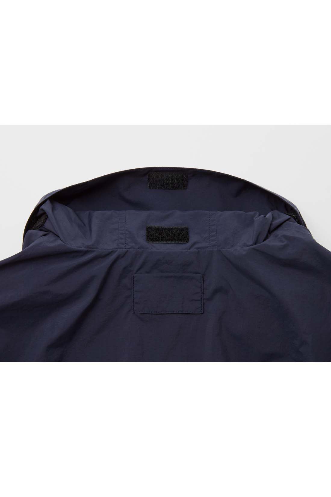 THREE FIFTY STANDARD|THREE FIFTY STANDARD　軽量ナイロンパーカー〈ネイビー〉|フードはくるっと丸めてスタンドカラーに内蔵し面テープで留められます。