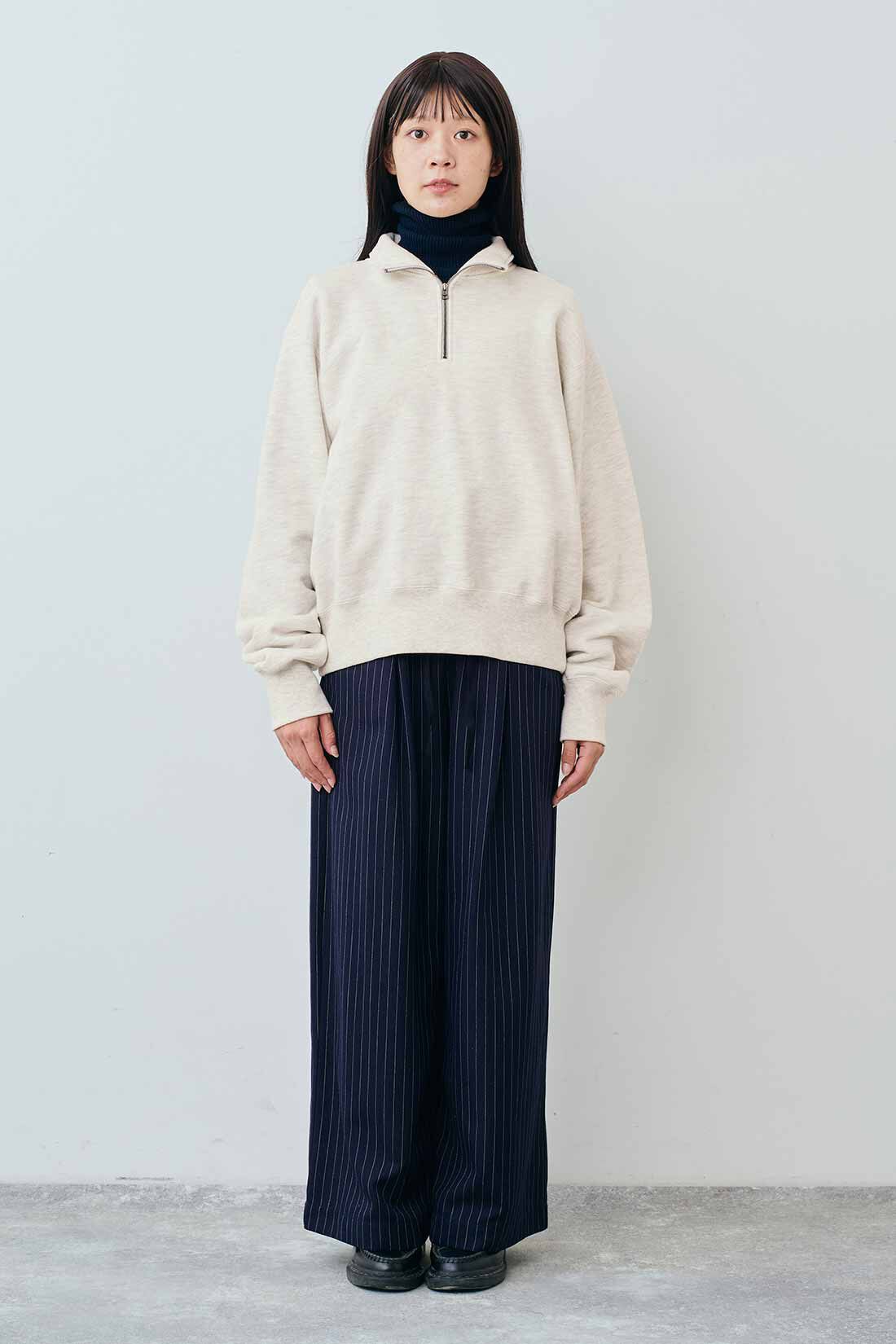 THREE FIFTY STANDARD［スリーフィフティースタンダード］|コットン100％のリブタートルとウエスト総ゴム ピンストライプのワイドパンツ〈ネイビー〉のコーディネート