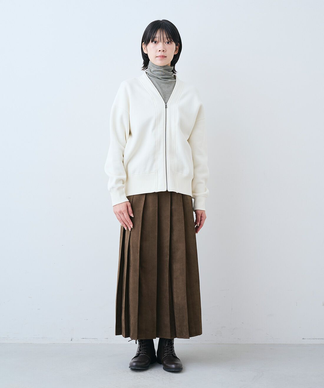 THREE FIFTY STANDARD|裏起毛のジップアップ ジャケット〈アイボリー〉とやさしい肌ざわりシルク混 カットソー タートルのコーディネート