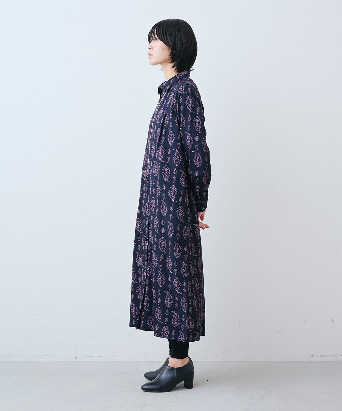 THREE FIFTY STANDARD|さらっとした肌触りのウール混Tシャツとやさしい肌ざわりシルク混 レギンスとレザーのワイド ボストンバッグ〈ブラック〉のコーディネート