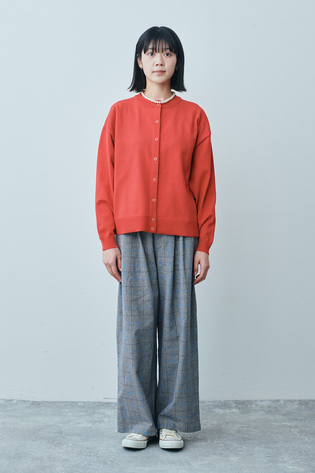 THREE FIFTY STANDARD|リサイクルポリエステルカーディガンＲＤ　ＴＦＳとブルーラインチェックパンツ　ＴＦＳのコーディネート|モデル身長：163cm 着用サイズ：M