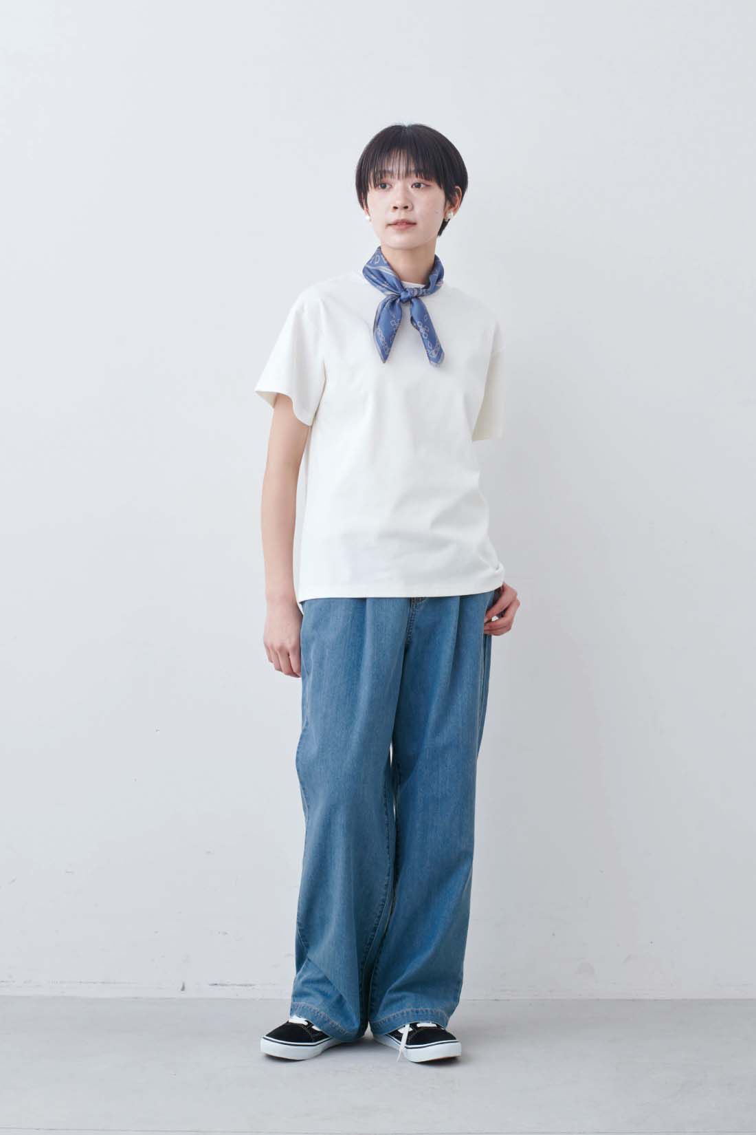 THREE FIFTY STANDARD|シルキーな肌ざわりのベーシックなTシャツの会とライトデニムのタックワイドパンツとヴィンテージのようなシルクスカーフ〈ネイビー〉のコーディネート