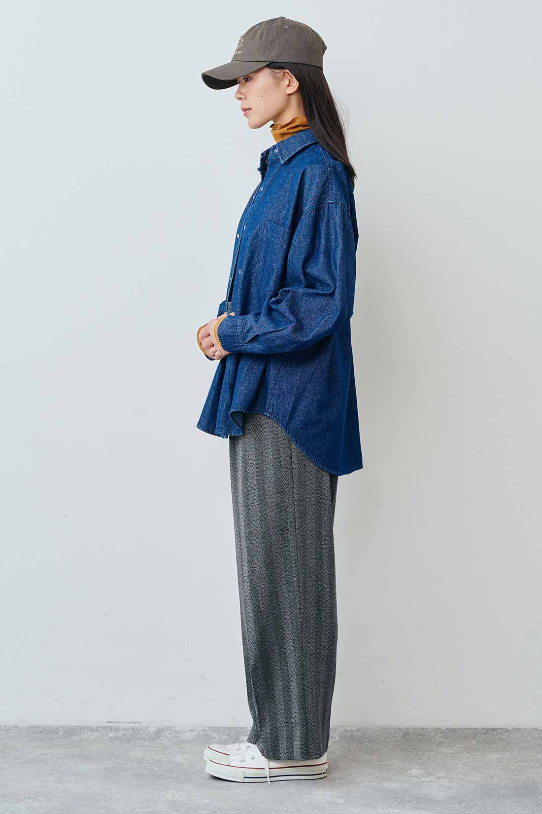 THREE FIFTY STANDARD|THREE FIFTY STANDARD ヘリンボーン素材のワイドパンツ〈チャコールグレー〉|モデル身長：163cm　着用サイズ：M