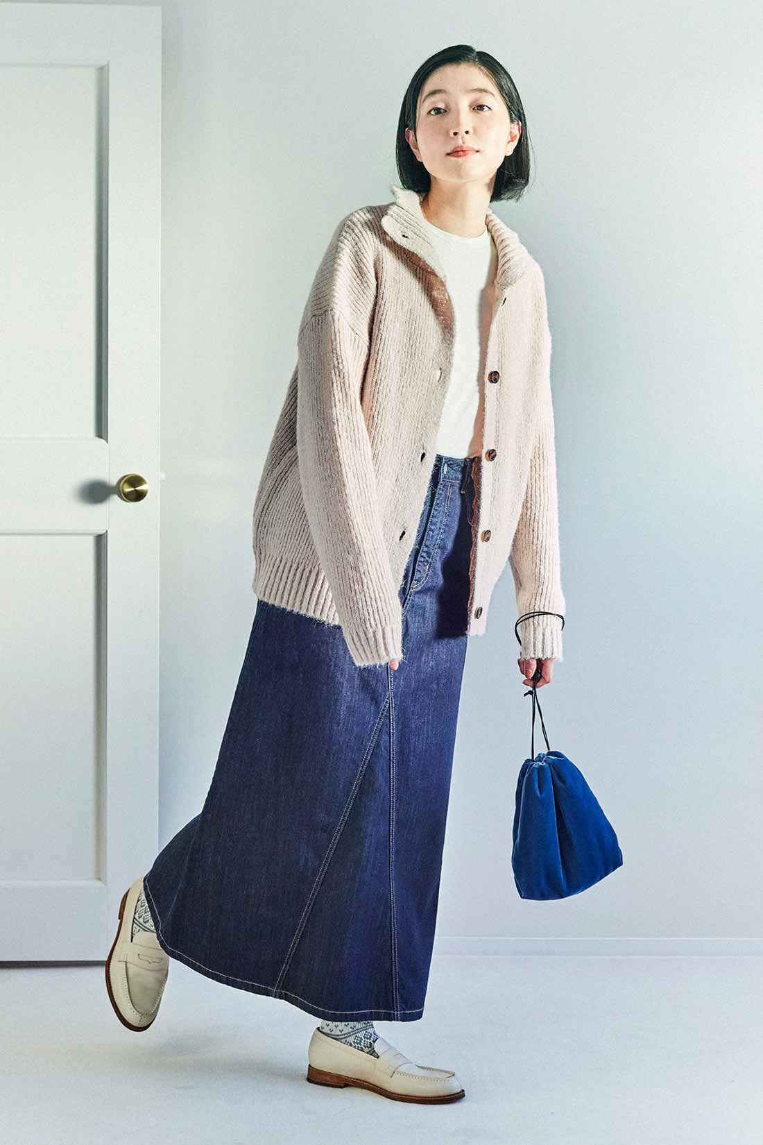 THREE FIFTY STANDARD|衿付きニットカーディガン〈ライトベージュ〉とデニムのAラインスカートのコーディネート