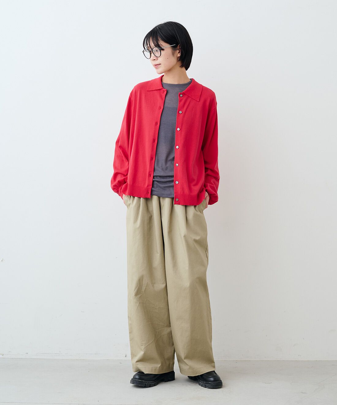 THREE FIFTY STANDARD|シアーなカットソートップスの会と綿麻タックイージーパンツカーキベージュ　ＴＦＳのコーディネート|モデル身長：163cm 着用サイズ：M