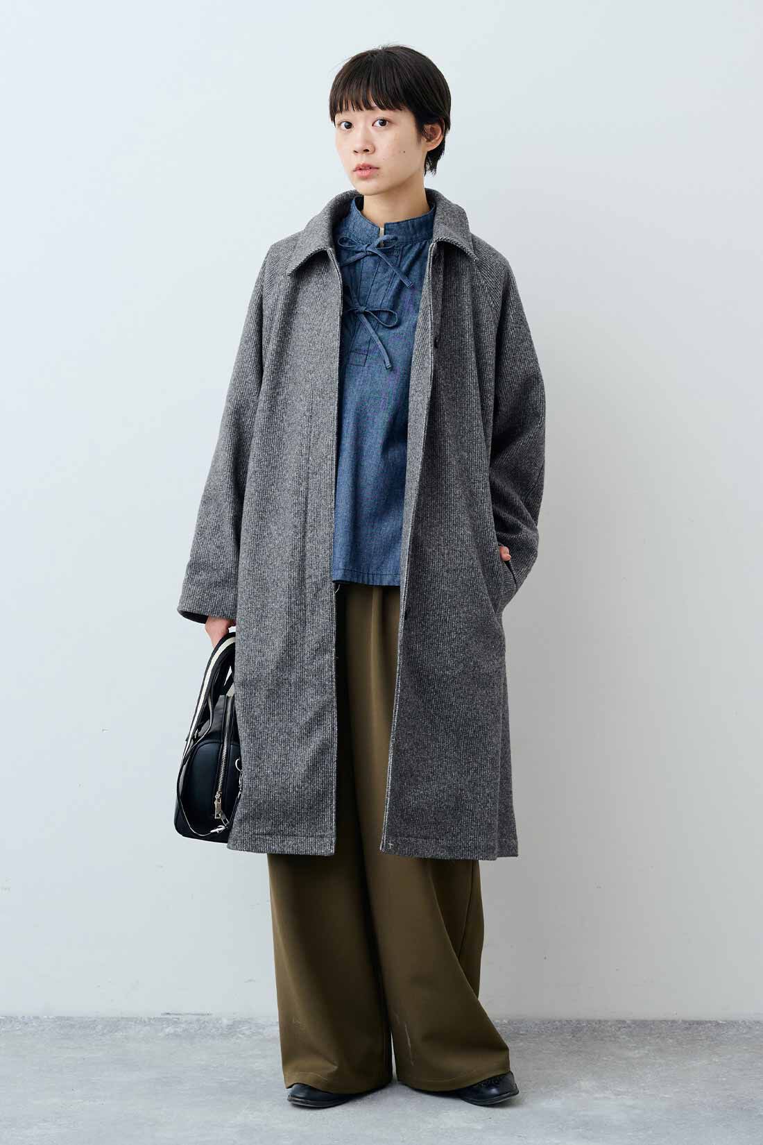 THREE FIFTY STANDARD|小谷 実由さんと作った チェック柄のアンクルコート〈グレー〉とフライス編みのストレッチラグランスリーブTシャツの会とゆるっとワイドパンツ〈カーキ〉のコーディネート|モデル身長：163cm 着用サイズ：M