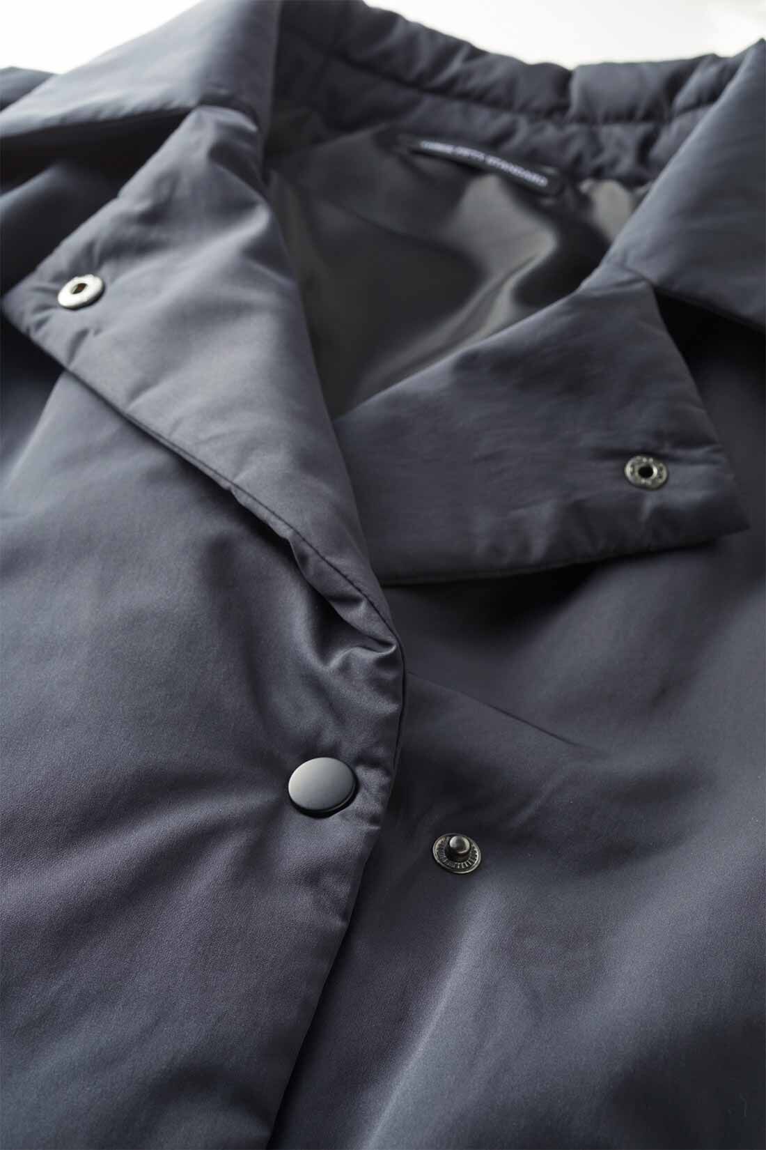 THREE FIFTY STANDARD|THREE FIFTY STANDARD ワンサイドスナップ中わたジャケット〈ブラック〉|スタイリングに品をもたらしてくれる、マットな質感のブラック。ポリエステルとナイロンの高密度タフタ生地に中わたを入れているから、薄手ながらも抜群の保温性。