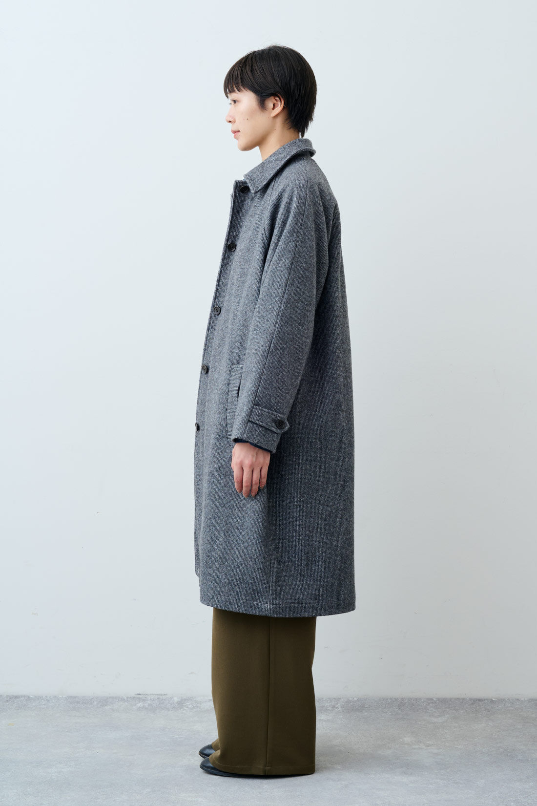 THREE FIFTY STANDARD|小谷 実由さんと作った チェック柄のアンクルコート〈グレー〉とフライス編みのストレッチラグランスリーブTシャツの会とゆるっとワイドパンツ〈カーキ〉のコーディネート|モデル身長：163cm 着用サイズ：M