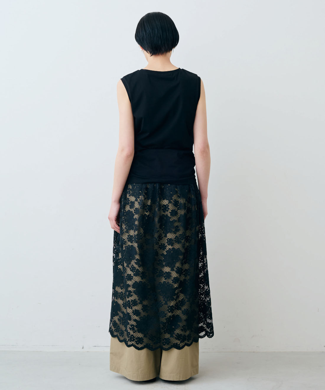THREE FIFTY STANDARD|綿100％ 上品 接触冷感素材 ワイドパンツ 〈カーキベージュ〉とペチコート付き レース ギャザースカート 〈ブラック〉のコーディネート