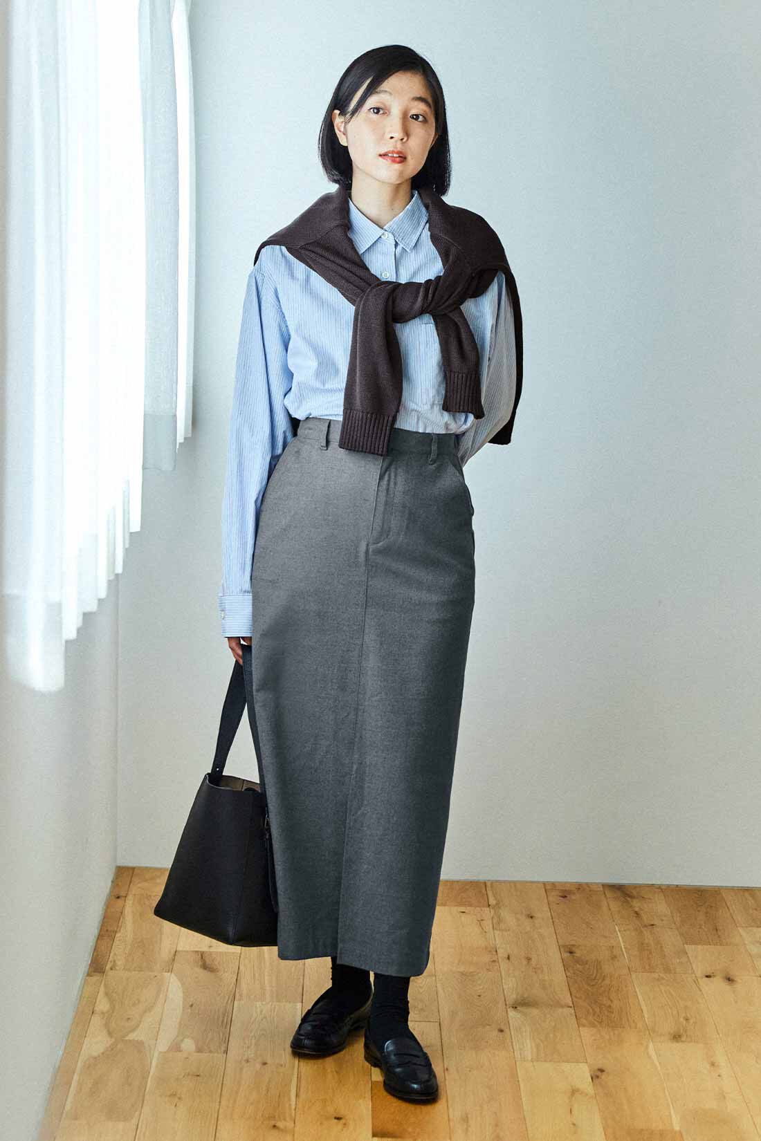THREE FIFTY STANDARD|小谷 実由さんと作った ストライプのシャツ〈ブルー〉とフロントスリットのタイトスカート〈杢グレー〉のコーディネート