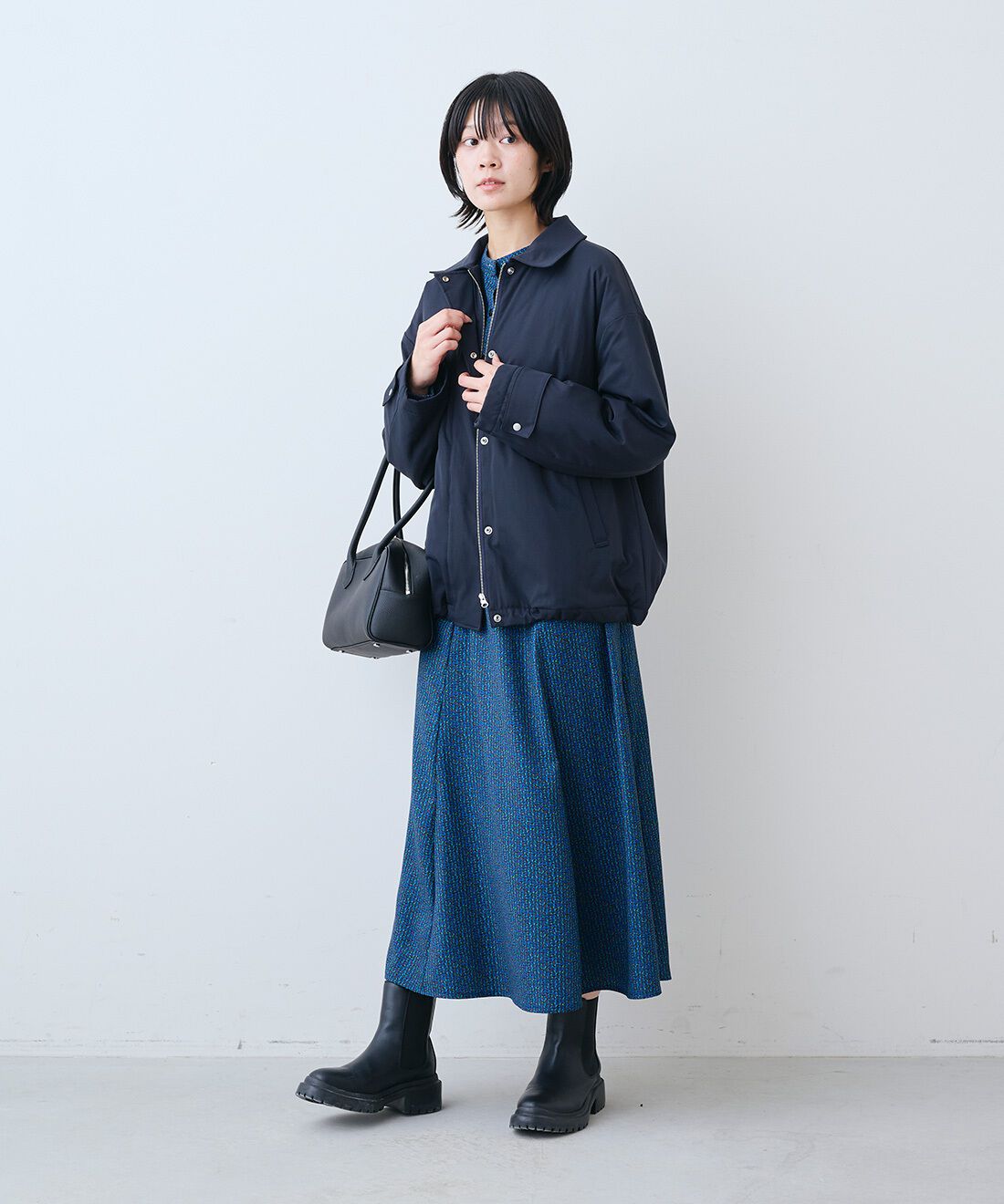 THREE FIFTY STANDARD|裏サーモライトキルトのブルゾン〈ネイビー〉とレザーのワイド ボストンバッグ〈ブラック〉のコーディネート