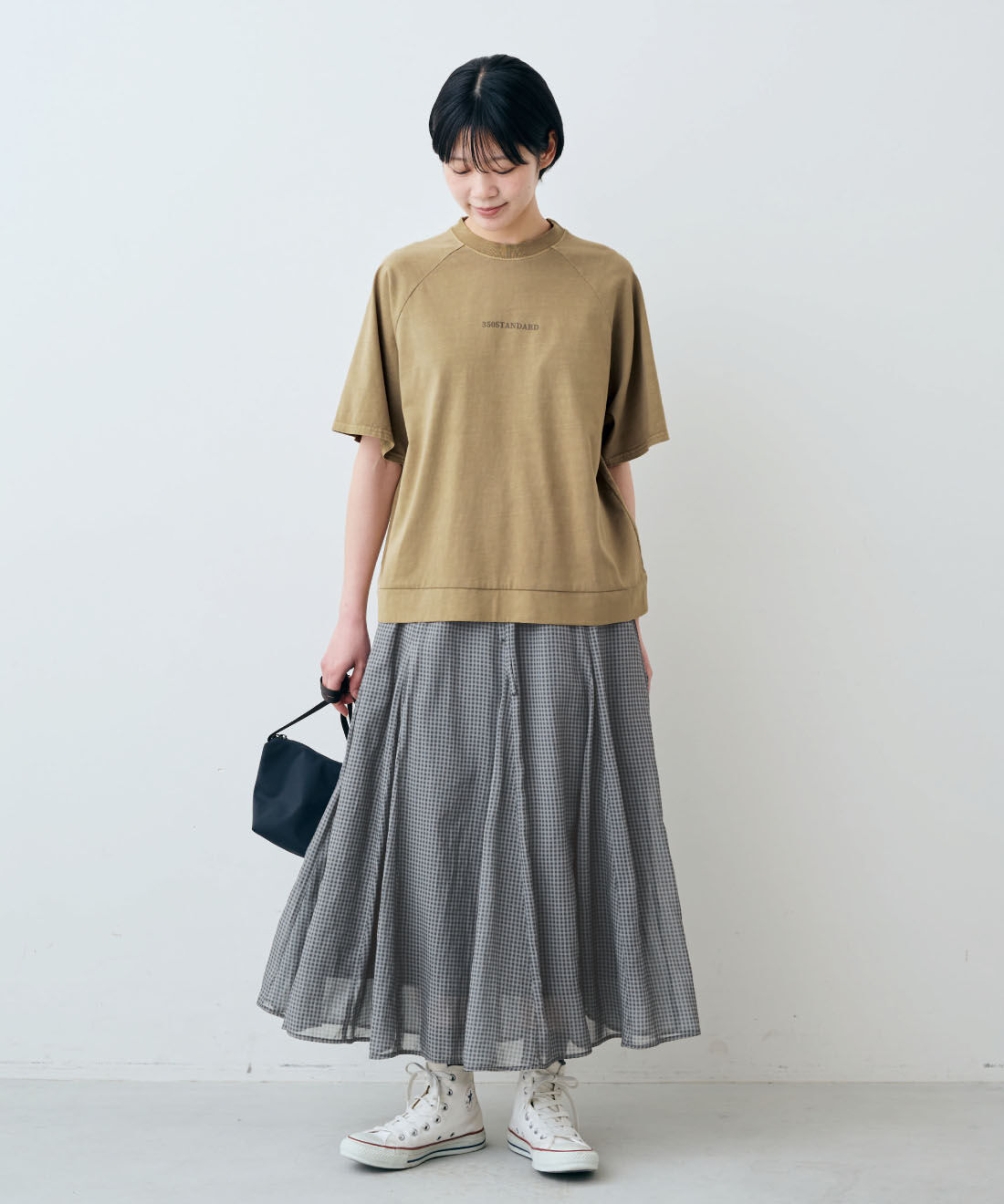 THREE FIFTY STANDARD|THREE FIFTY STANDARD　ピグメント加工のロゴプリントＴシャツの会|モデル身長：163cm　着用サイズ：M
