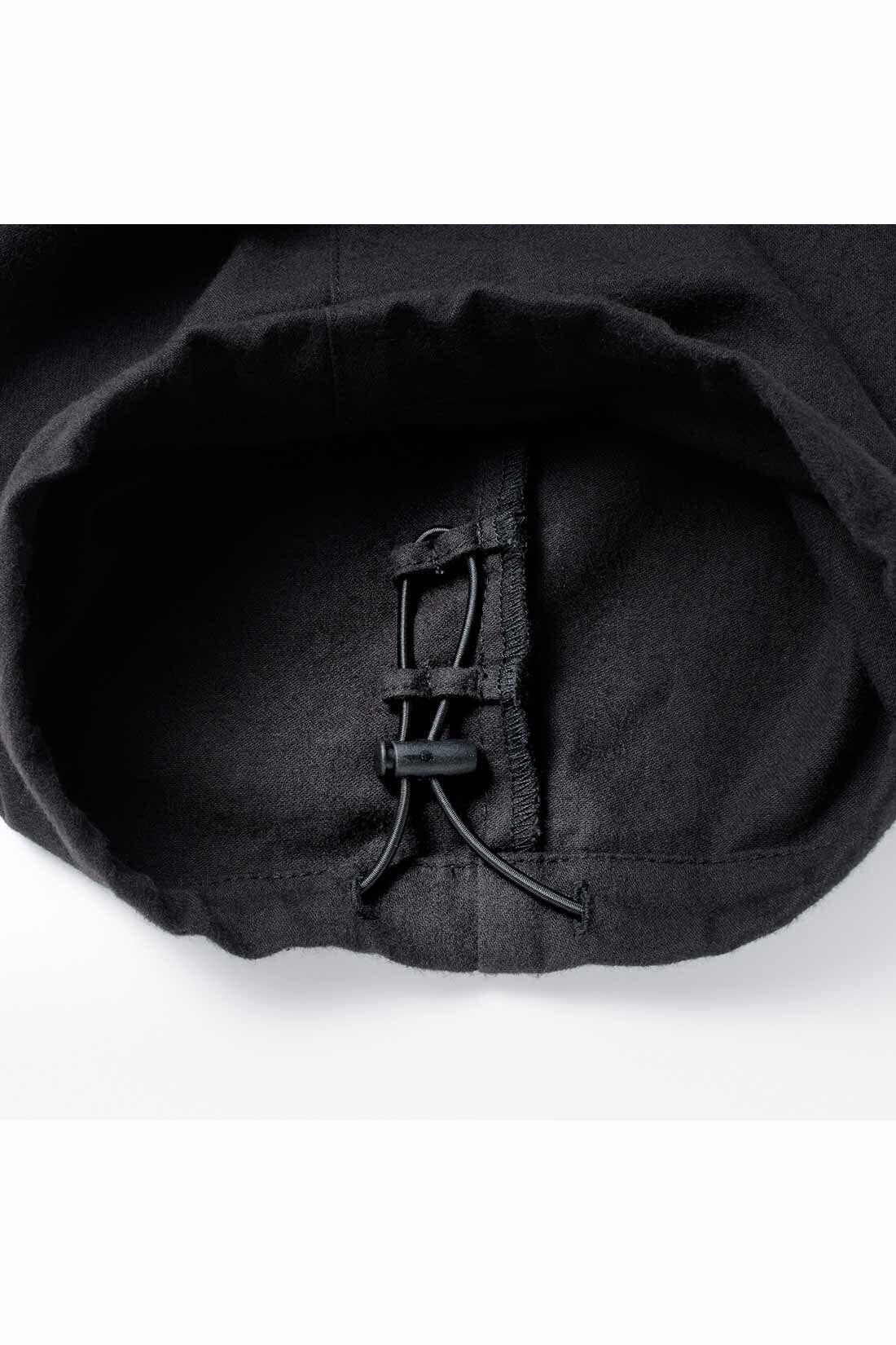 THREE FIFTY STANDARD|THREE FIFTY STANDARD 微起毛カーゴパンツ〈ブラック〉|すそのアジャスターは、コードが絡まないように上向きで固定できます。