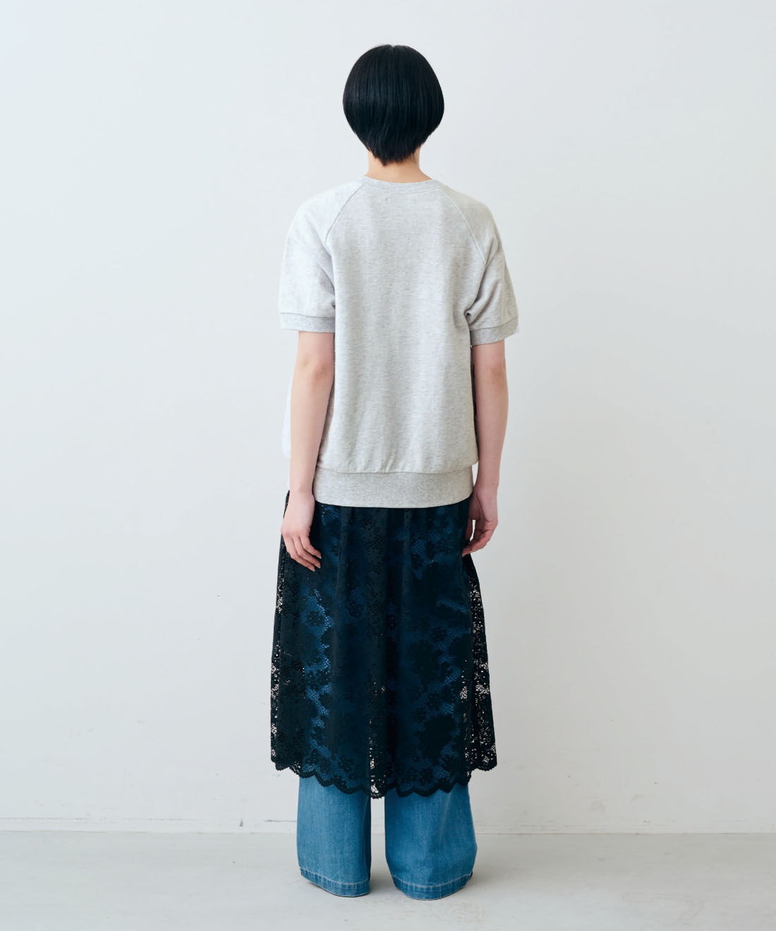THREE FIFTY STANDARD|THREE FIFTY STANDARD　半袖ミニ裏毛のロゴトップス〈オートミール〉|モデル身長：163cm　着用サイズ：M