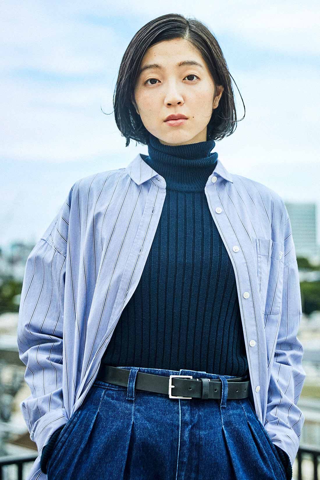 THREE FIFTY STANDARD|綿100％ ワンポイント刺しゅうのストライプシャツ〈ブルーグレー〉と綿100％ デニムのトラウザーパンツのコーディネート