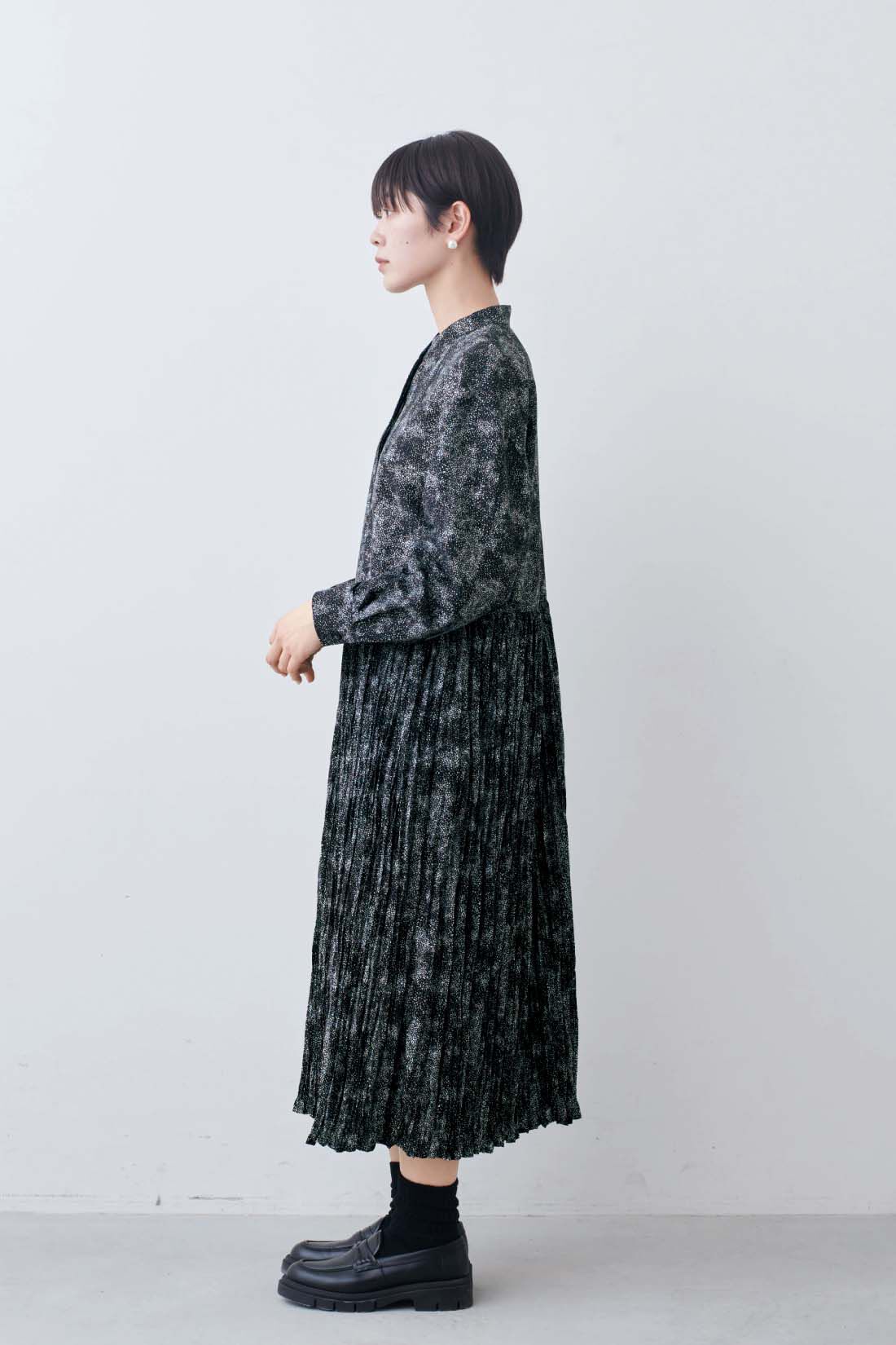 THREE FIFTY STANDARD|THREE FIFTY STANDARD　レオパード風ドット柄のプリーツ切り替えワンピース〈ブラック〉|モデル身長：163cm　着用サイズ：M