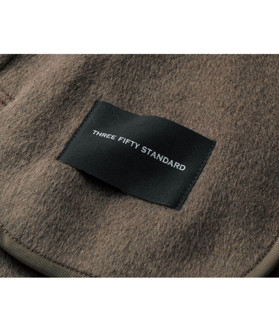 THREE FIFTY STANDARD|THREE FIFTY STANDARD ウール混素材のリバーPコート 〈モカブラウン〉|ネームタグはポケットの裏側にさりげなく。