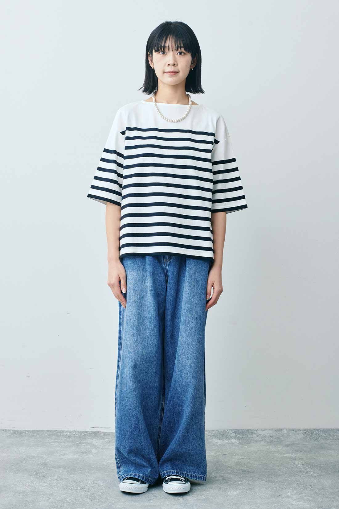 THREE FIFTY STANDARD|パネルボーダーTシャツ TFSとタックバギーデニムパンツ TFSのコーディネート|モデル身長:163cm 着用サイズ:M THREE FIFTY STANDARD|パネルボーダーTシャツ TFSとタックバギーデニムパンツ TFSのコーディネート|モデル身長:163cm 着用サイズ:M