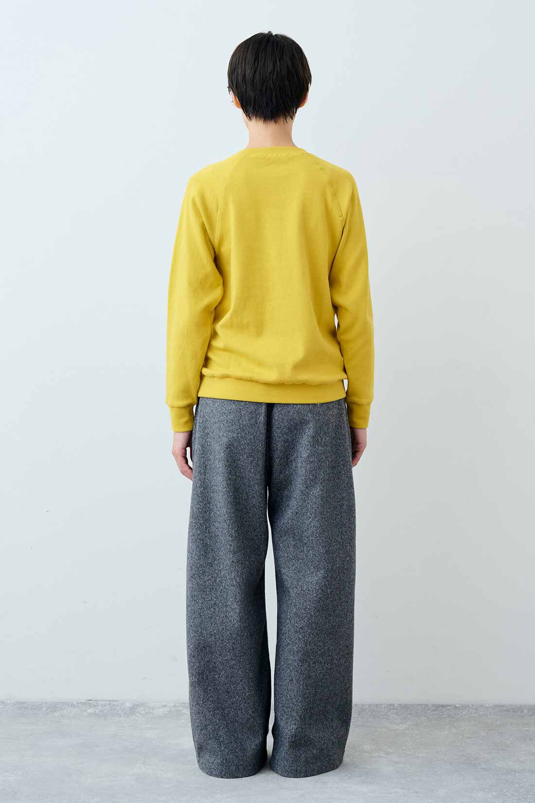 THREE FIFTY STANDARD|セーラー風のハーフジップスウェット〈チャコールグレー〉とフライス編みのストレッチラグランスリーブTシャツの会のコーディネート|モデル身長：163cm 着用サイズ：M