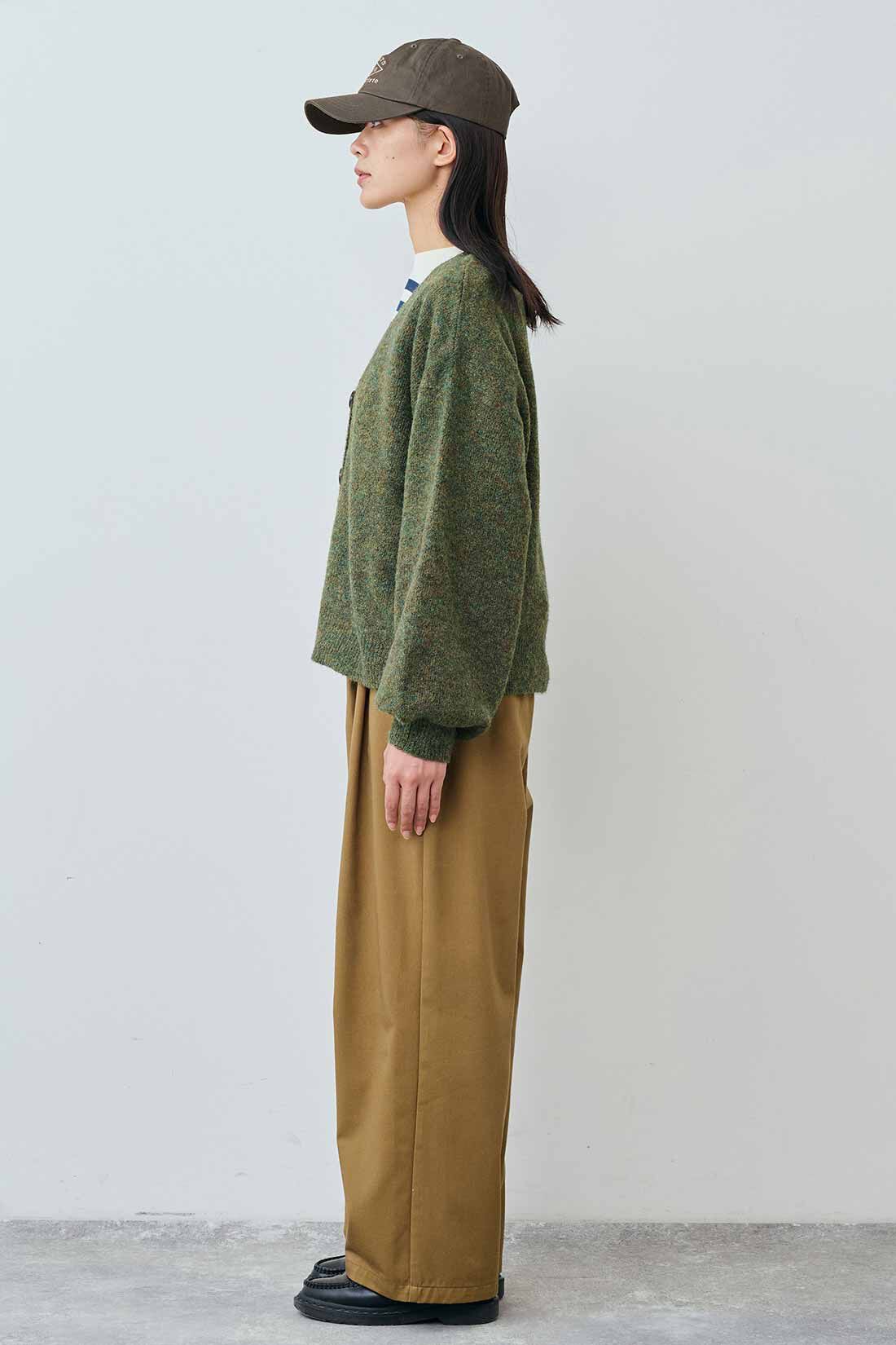 THREE FIFTY STANDARD|綿100% クルーネックのパネルボーダーTシャツとウール混 Vネックカーディガン〈モスグリーン〉とカジュアルすぎないチノパンツ〈キャメル〉のコーディネート THREE FIFTY STANDARD|綿100% クルーネックのパネルボーダーTシャツとウール混 Vネックカーディガン〈モスグリーン〉とカジュアルすぎないチノパンツ〈キャメル〉のコーディネート
