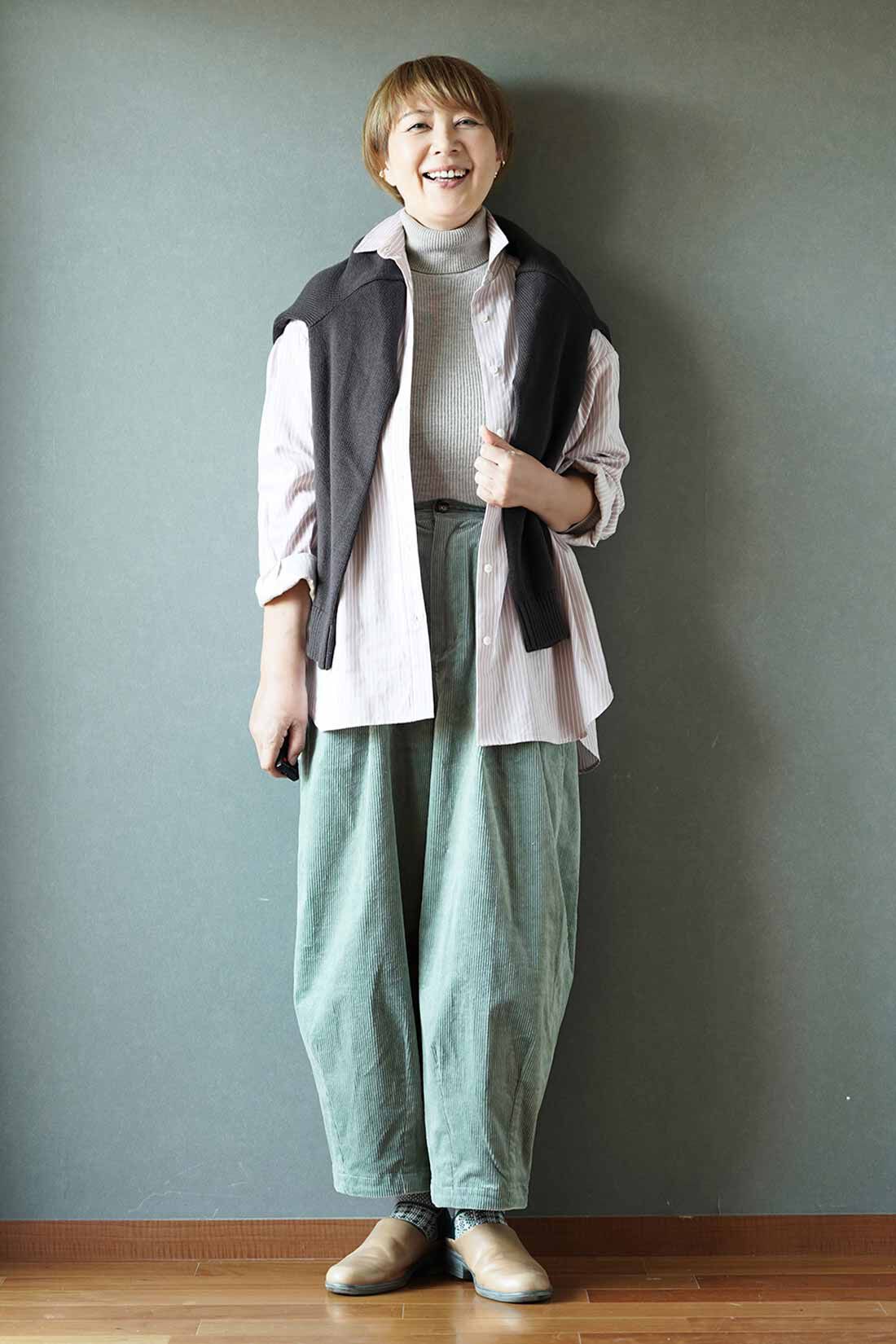 THREE FIFTY STANDARD|THREE FIFTY STANDARD　金子敦子さんと作った リーフグリーンのわくわくズボン|カーブシルエットだから、はくだけでこなれた印象に。「ハイウエストにして脚長バランスではくのもおすすめ」