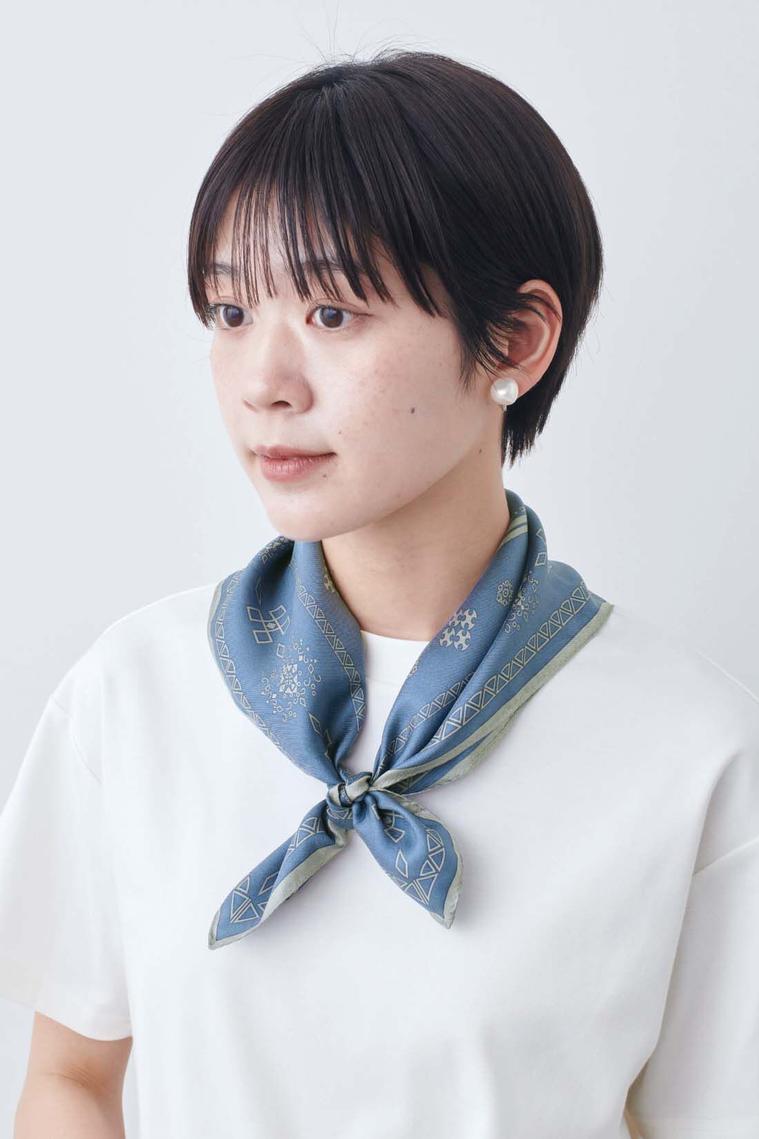 THREE FIFTY STANDARD|THREE FIFTY STANDARD　ヴィンテージのようなシルクスカーフ〈ネイビー〉