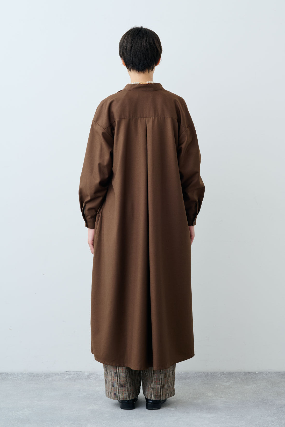 THREE FIFTY STANDARD|フライス編みのストレッチラグランスリーブTシャツの会とオレンジラインのチェックパンツのコーディネート|モデル身長：163cm 着用サイズ：M