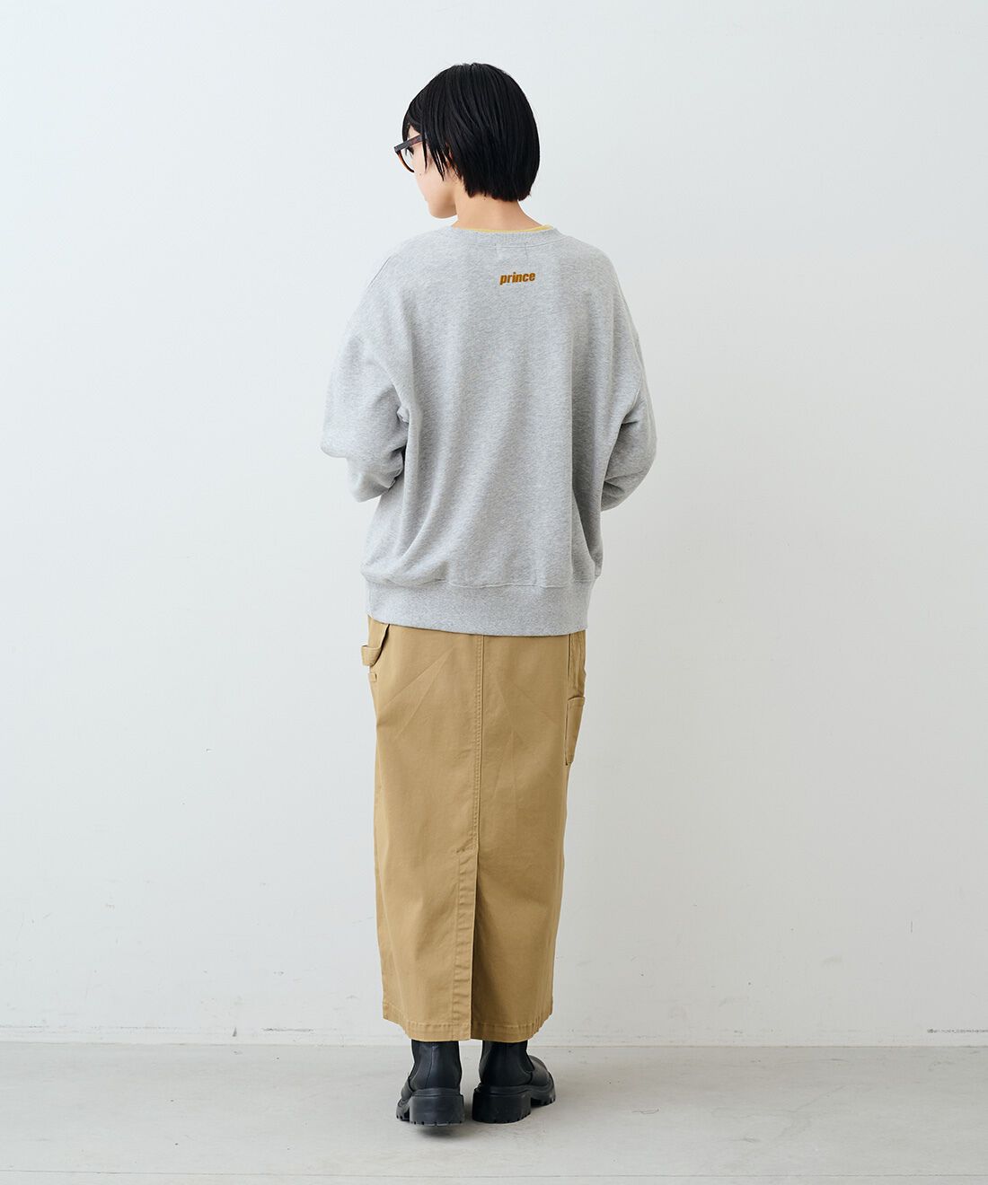 THREE FIFTY STANDARD|クルーネックスウェットトップスＧＹ　ＴＦＳとシアーなカットソートップスの会とレザーのワイドボストンバッグＢＫ　ＴＦＳのコーディネート|モデル身長：163cm 着用サイズ：M