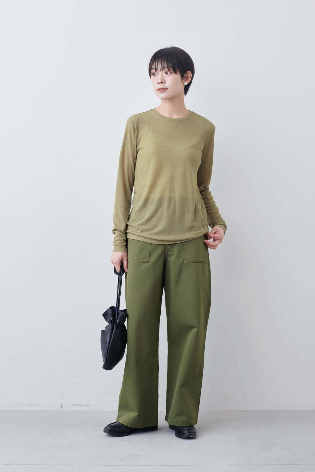 THREE FIFTY STANDARD|THREE FIFTY STANDARD　ベーシックなベイカーパンツ〈カーキグリーン〉|モデル身長：163cm　着用サイズ：M