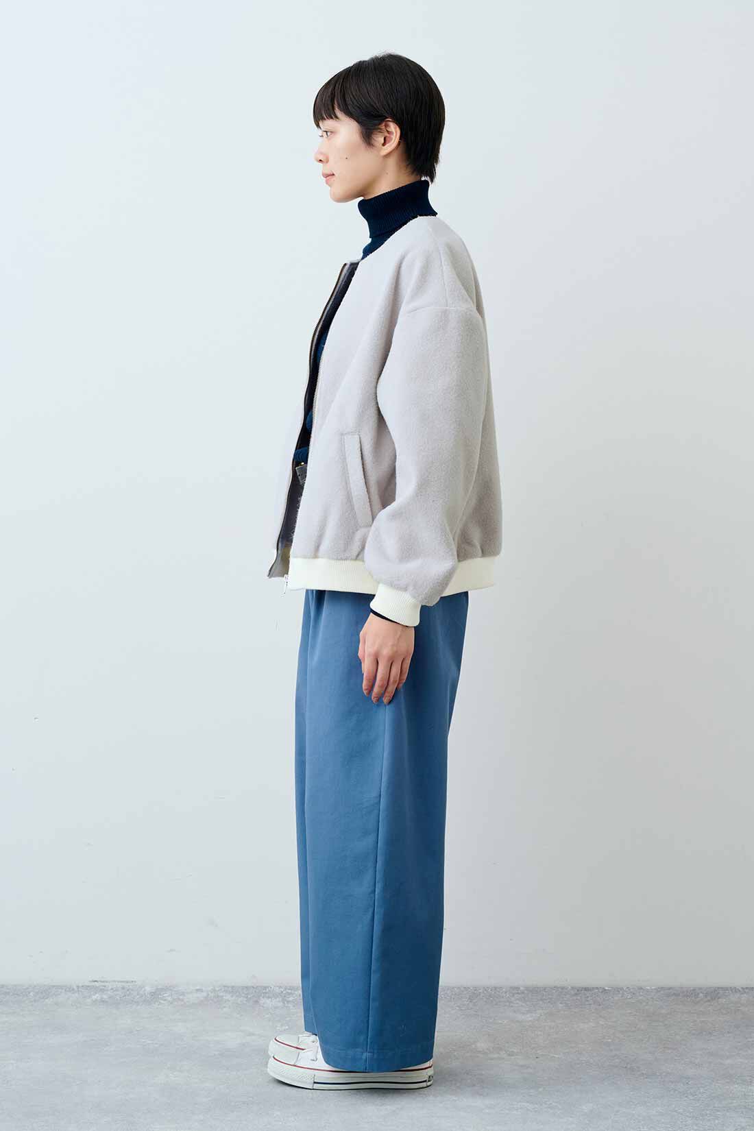 THREE FIFTY STANDARD|金子敦子さんと作った ノーカラーブルゾン〈ライトグレー〉とコットン100％のリブタートルのコーディネート|モデル身長：163cm 着用サイズ：M