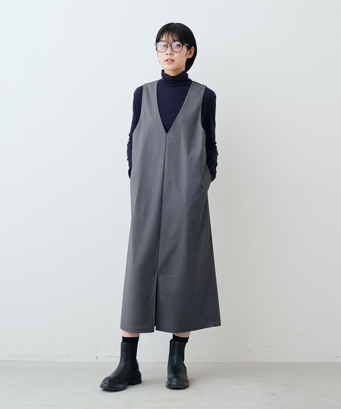 THREE FIFTY STANDARD［スリーフィフティースタンダード］|ＶネックジャンパースカートＧＹ　ＴＦＳのコーディネート|モデル身長：163cm 着用サイズ：M