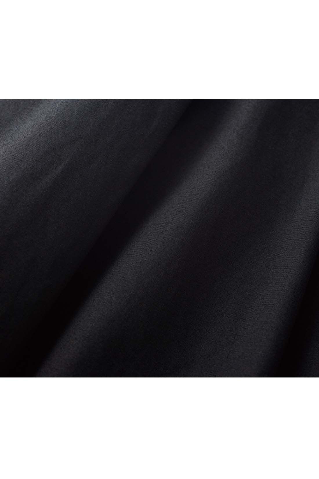 THREE FIFTY STANDARD|THREE FIFTY STANDARD　ラフなシルエットのテーパードパンツ〈ブラック〉|ドライ感があり適度な張りの、高密度で織り上げたダンプ生地。ワッシャー加工をほどこしているので、洗いざらしでもこなれた印象に。