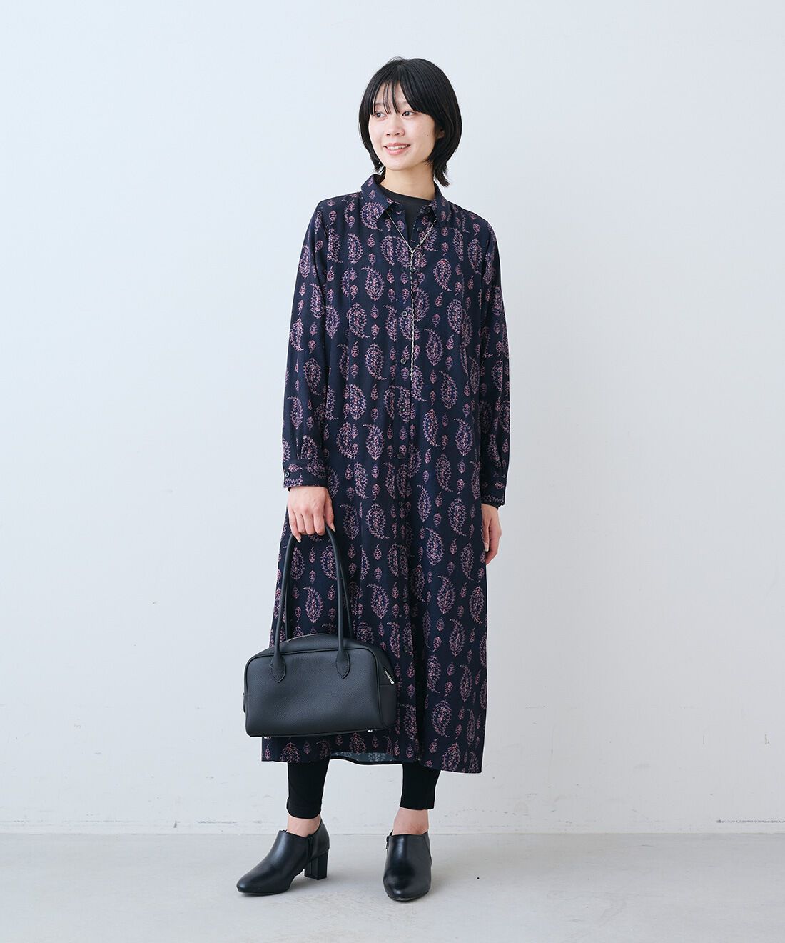 THREE FIFTY STANDARD|さらっとした肌触りのウール混Tシャツとやさしい肌ざわりシルク混 レギンスとレザーのワイド ボストンバッグ〈ブラック〉のコーディネート