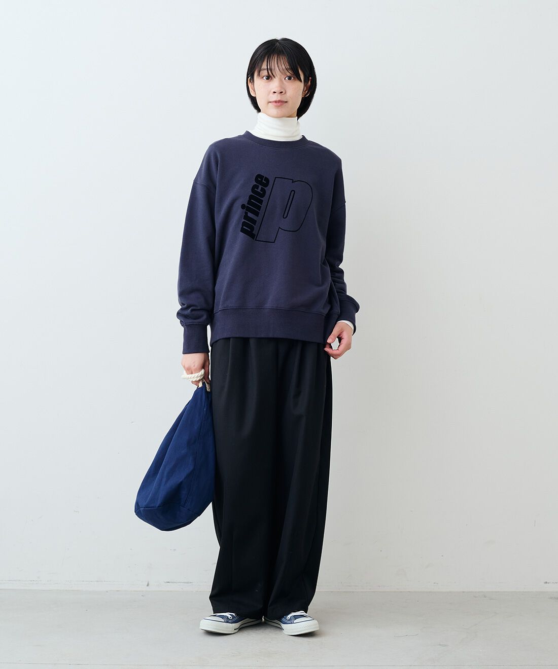 THREE FIFTY STANDARD［スリーフィフティースタンダード］|クルーネックスウェットトップスＣＨ　ＴＦＳとタックテーパードパンツＢＫ　ＴＦＳのコーディネート|モデル身長：163cm 着用サイズ：M