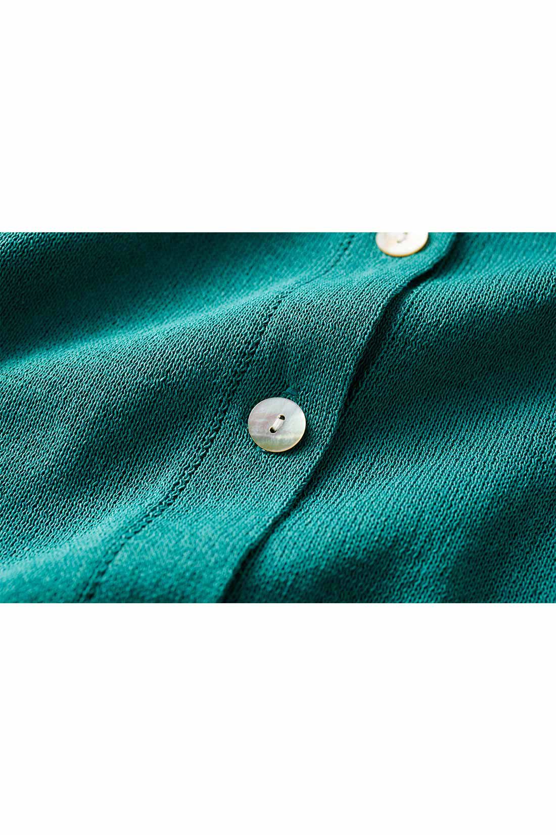 THREE FIFTY STANDARD|THREE FIFTY STANDARD 和紙をブレンドしたクルーネックカーディガン〈ベージュ〉|ほんのり虹色に光る貝ボタンが洗練された雰囲気。※お届けするカラーとは異なります。