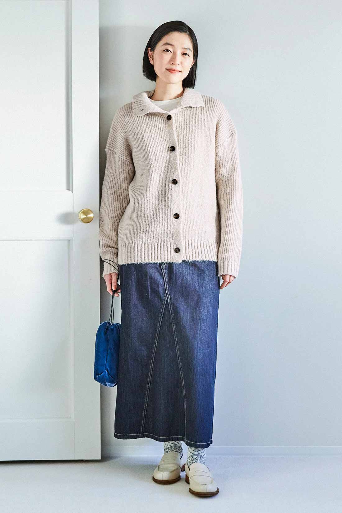 THREE FIFTY STANDARD|衿付きニットカーディガン〈ライトベージュ〉とデニムのAラインスカートのコーディネート
