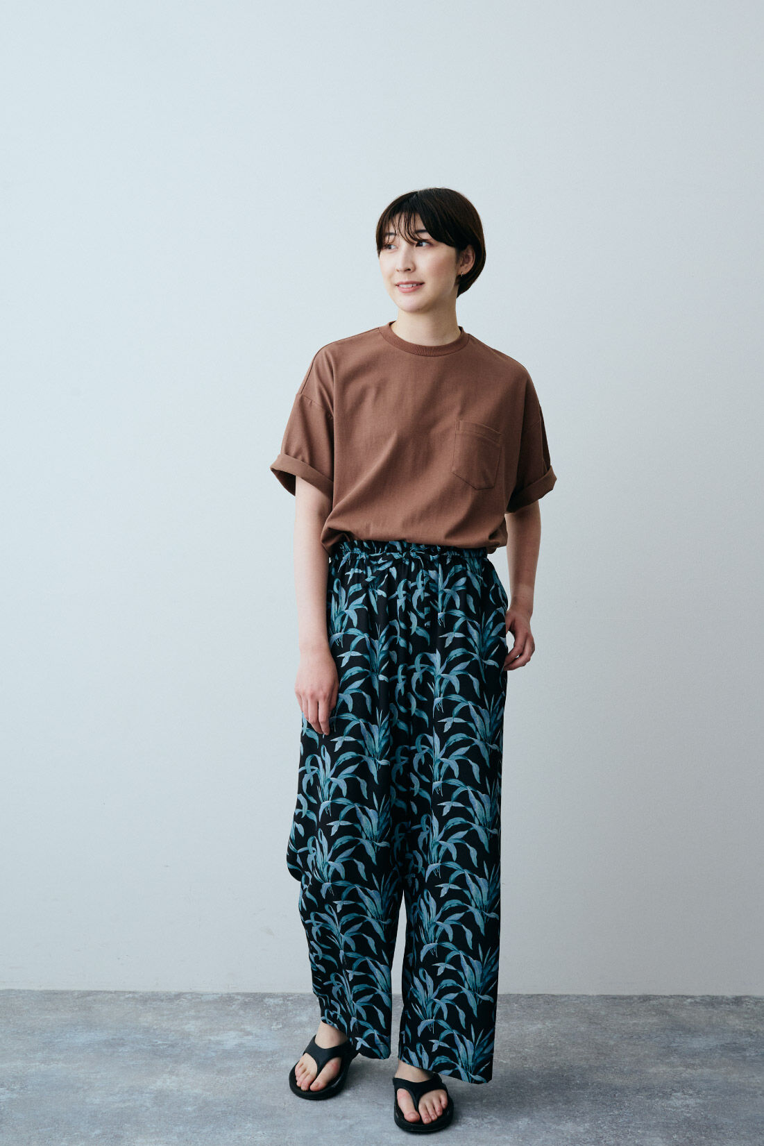 THREE FIFTY STANDARD|THREE FIFTY STANDARD ミュルーズモダン ボタニカルプリントイージーパンツ〈ブラック〉