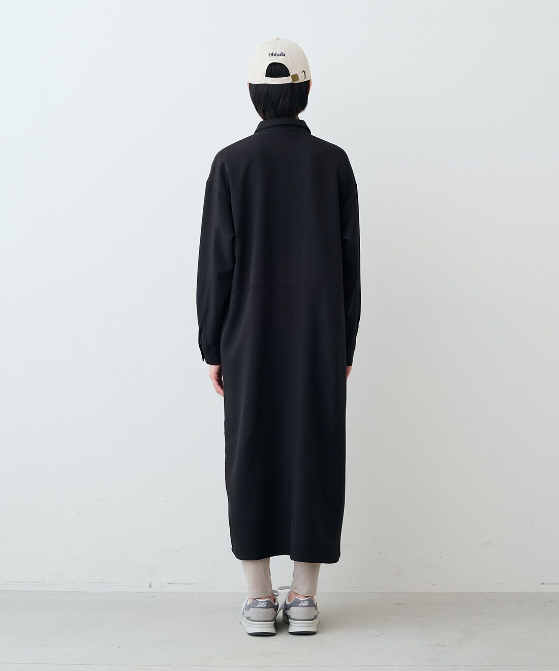 THREE FIFTY STANDARD|ボックスシルエットの比翼仕立て シャツワンピース〈ブラック〉とシルク混レギンス TFSのコーディネート|モデル身長:163cm 着用サイズ:M THREE FIFTY STANDARD|ボックスシルエットの比翼仕立て シャツワンピース〈ブラック〉とシルク混レギンス TFSのコーディネート|モデル身長:163cm 着用サイズ:M