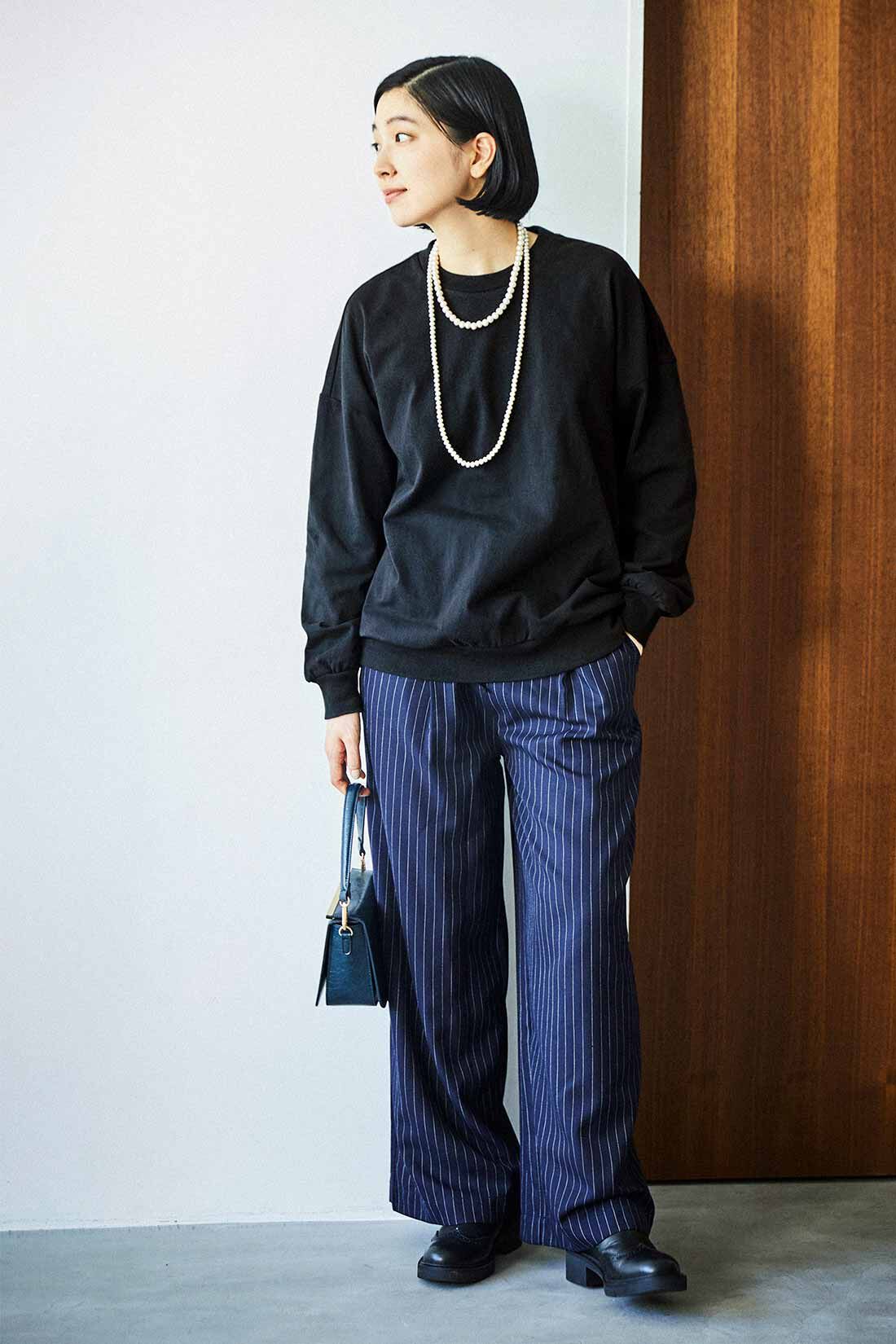 THREE FIFTY STANDARD|綿100% トレーナーみたいなTシャツ〈ブラック〉とウエスト総ゴム ピンストライプのワイドパンツ〈ネイビー〉と桜の木のウッドパールネックレス TFSのコーディネート THREE FIFTY STANDARD|綿100% トレーナーみたいなTシャツ〈ブラック〉とウエスト総ゴム ピンストライプのワイドパンツ〈ネイビー〉と桜の木のウッドパールネックレス TFSのコーディネート