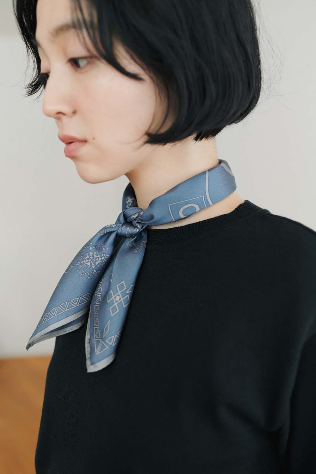 THREE FIFTY STANDARD|THREE FIFTY STANDARD　ヴィンテージのようなシルクスカーフ〈ネイビー〉