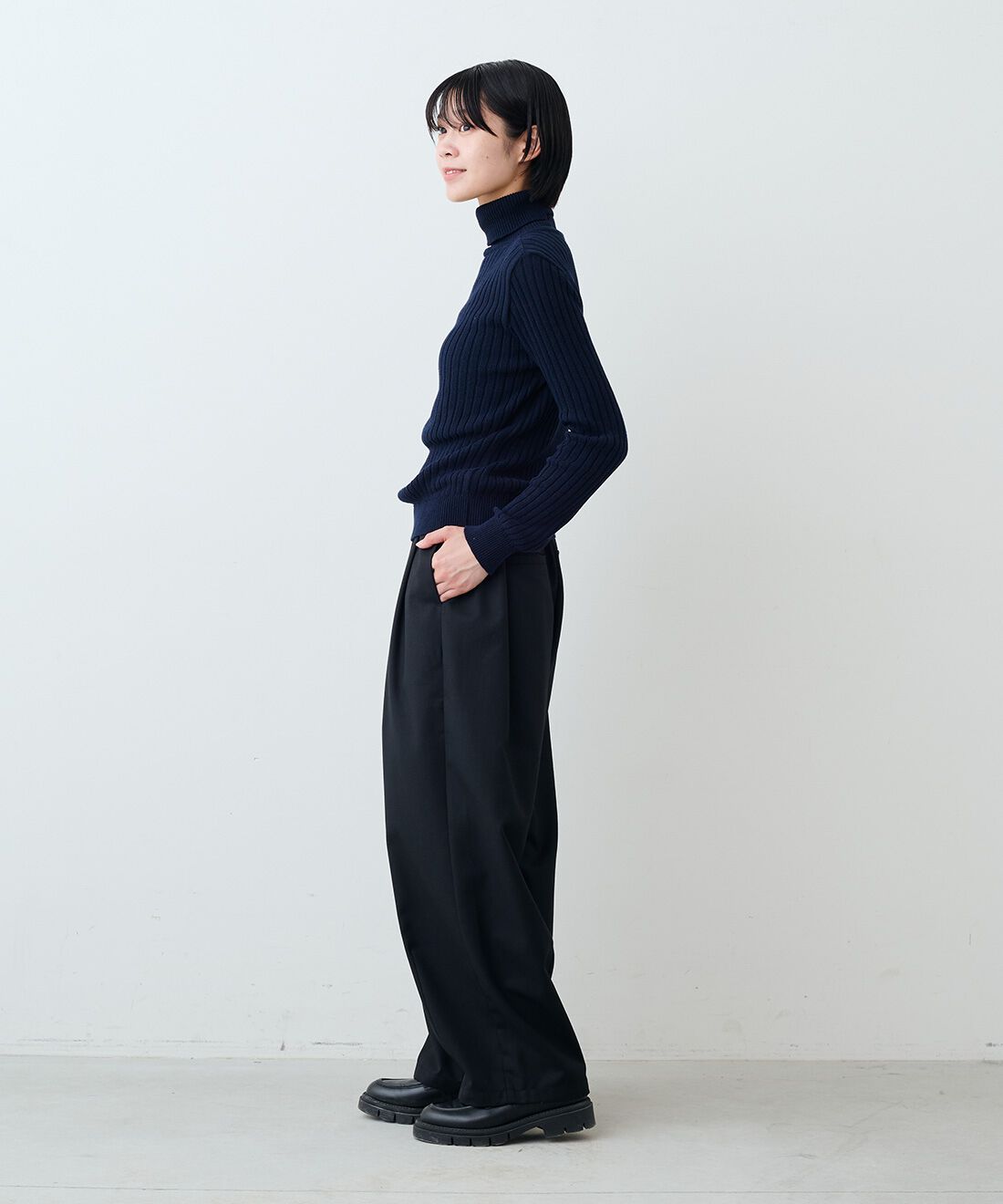 THREE FIFTY STANDARD［スリーフィフティースタンダード］|タックテーパードパンツＢＫ　ＴＦＳのコーディネート|モデル身長：163cm 着用サイズ：M
