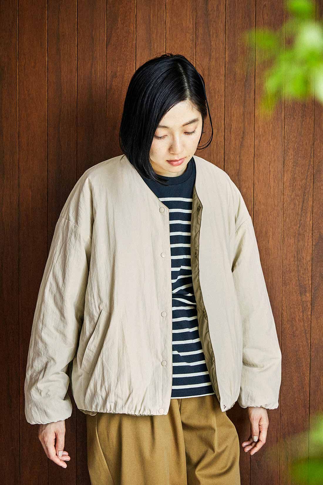 THREE FIFTY STANDARD|綿100％ クルーネックのパネルボーダーTシャツとカジュアルすぎないチノパンツ〈キャメル〉のコーディネート